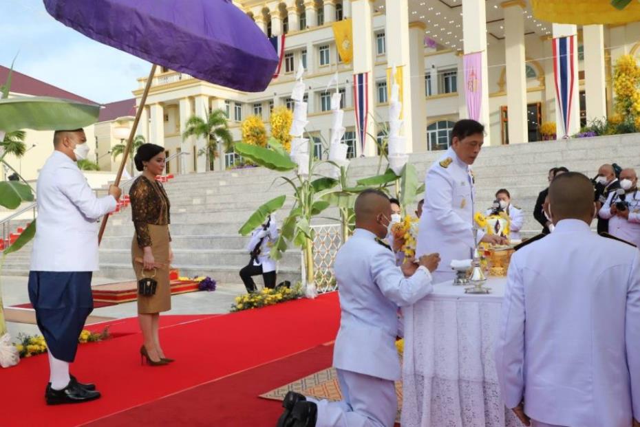 苏提达阻止西拉米回归事件,苏提达当侍卫时给西拉米下跪