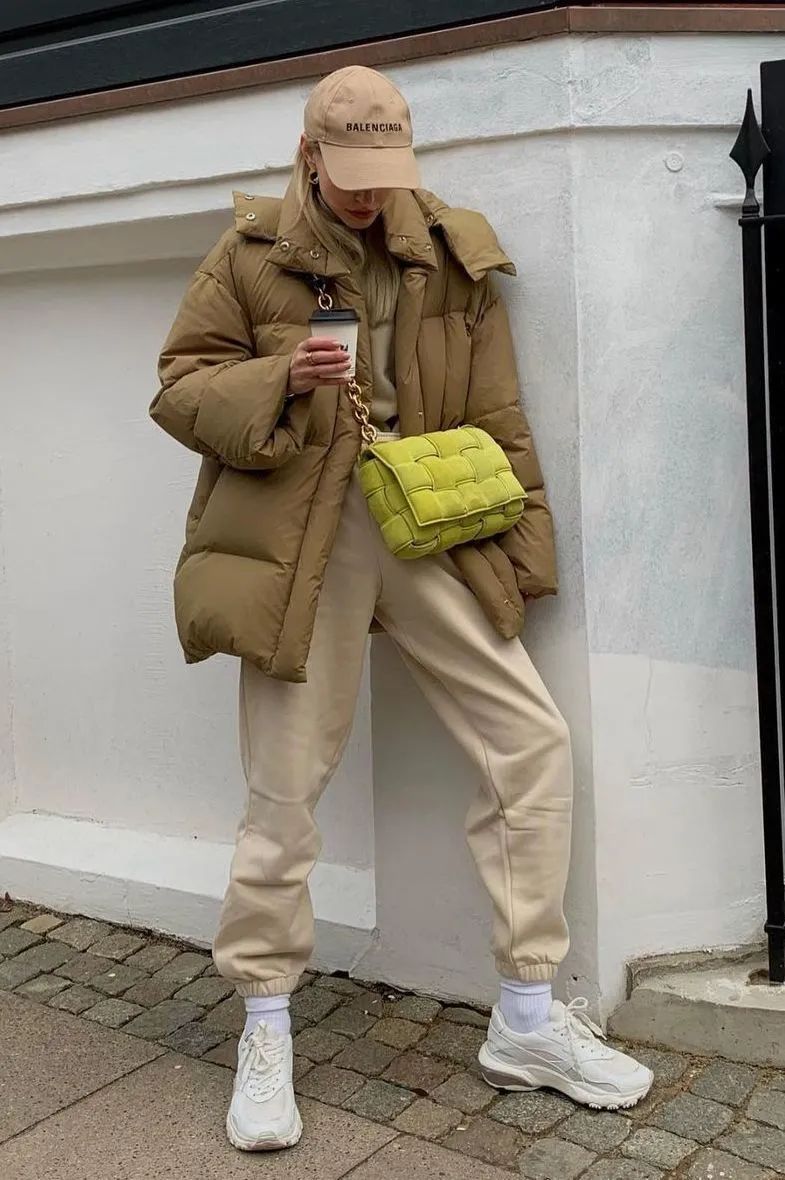 卫衣怎么搭配外套才好看冬天,冬天连帽卫衣怎么搭配洋气女