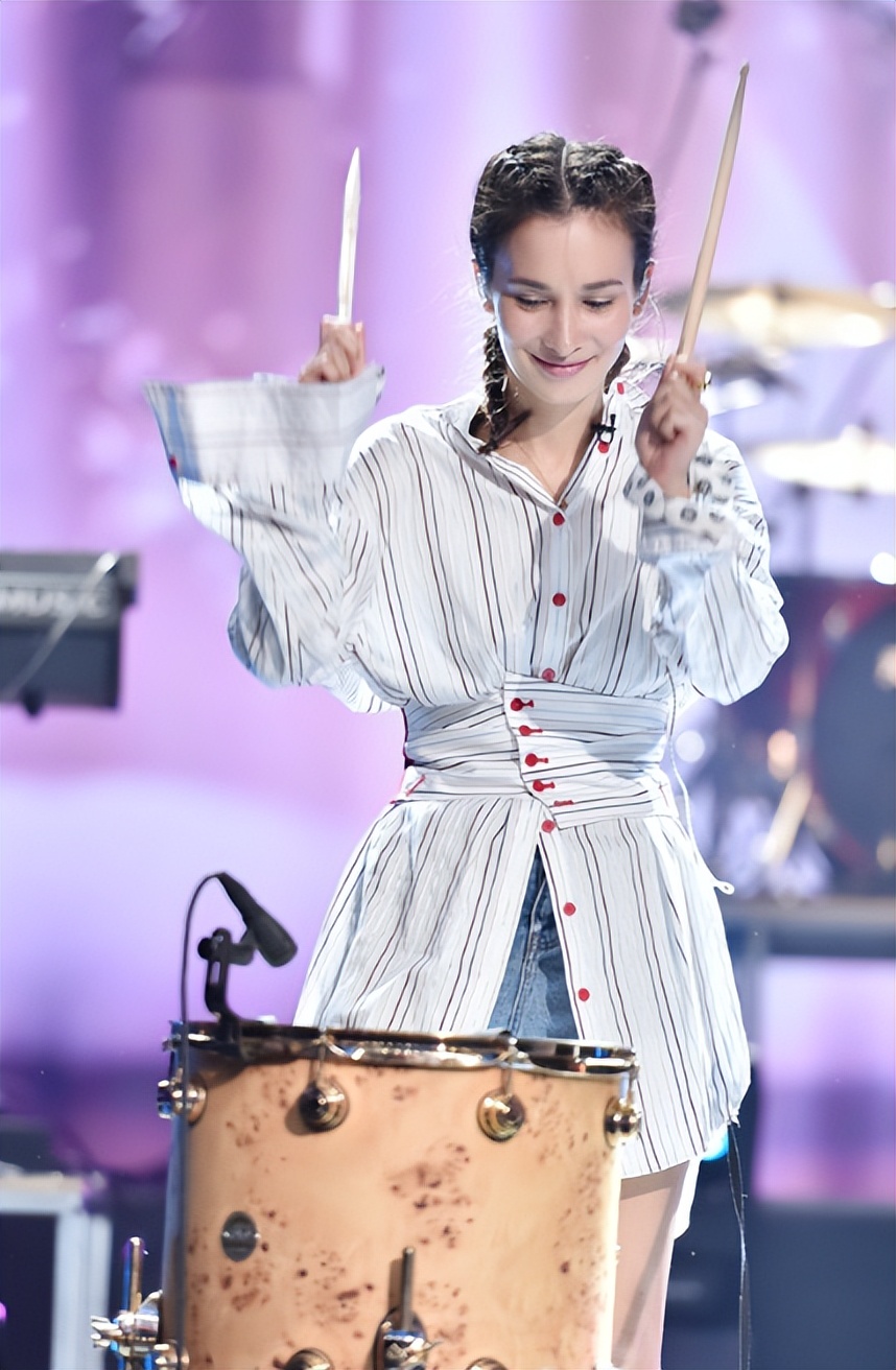 战狼2韩庚与卢靖姗片段,战狼2女主角卢靖姗片段