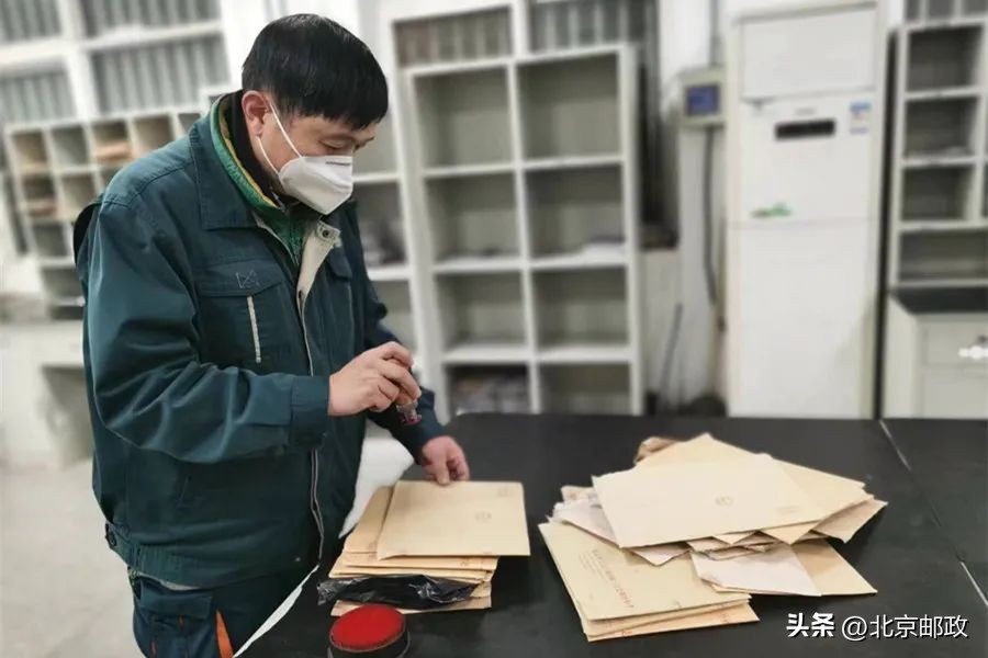 受到表扬后，这名投递员谦虚地说：“我做的都是分内的事。”