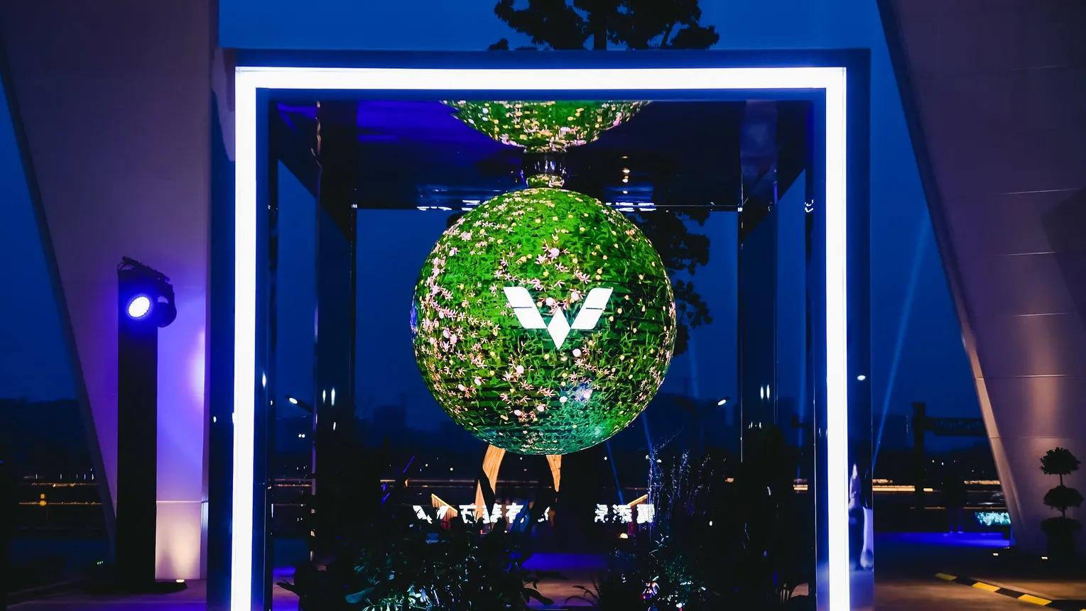 当大玩具“GB”与足球不期而遇