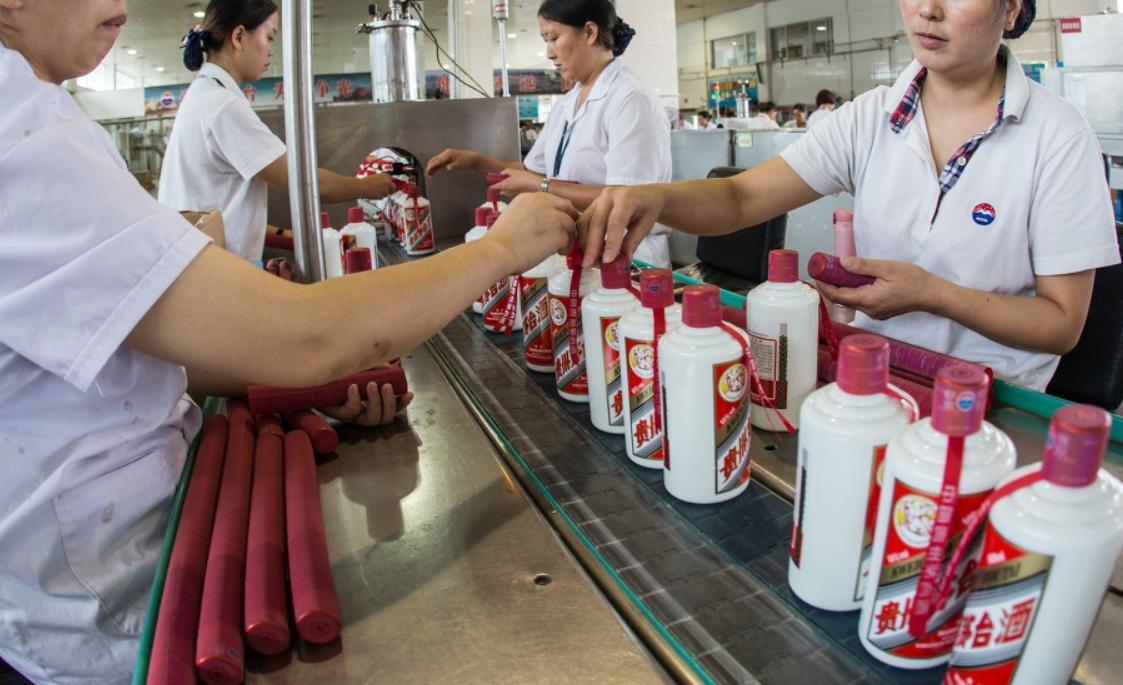 茅台酒厂怎么防止工人偷喝茅台,3000一瓶的茅台酒是什么人在喝