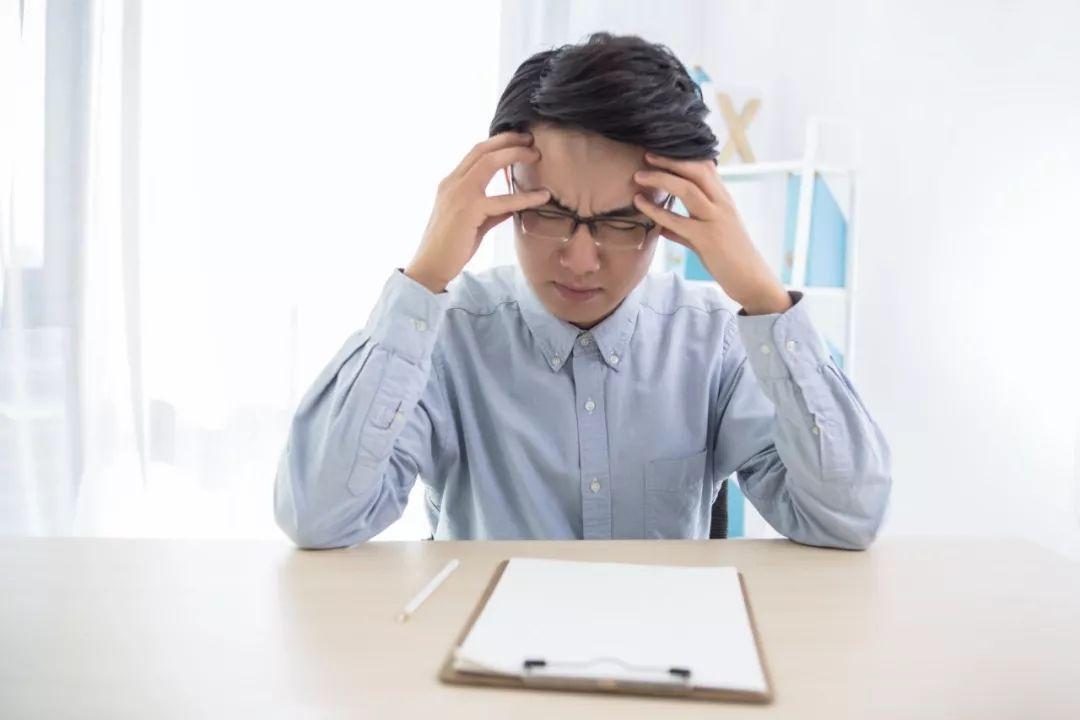 白发长在头中间预示什么病,孩子两鬓和后脑勺白发是什么原因