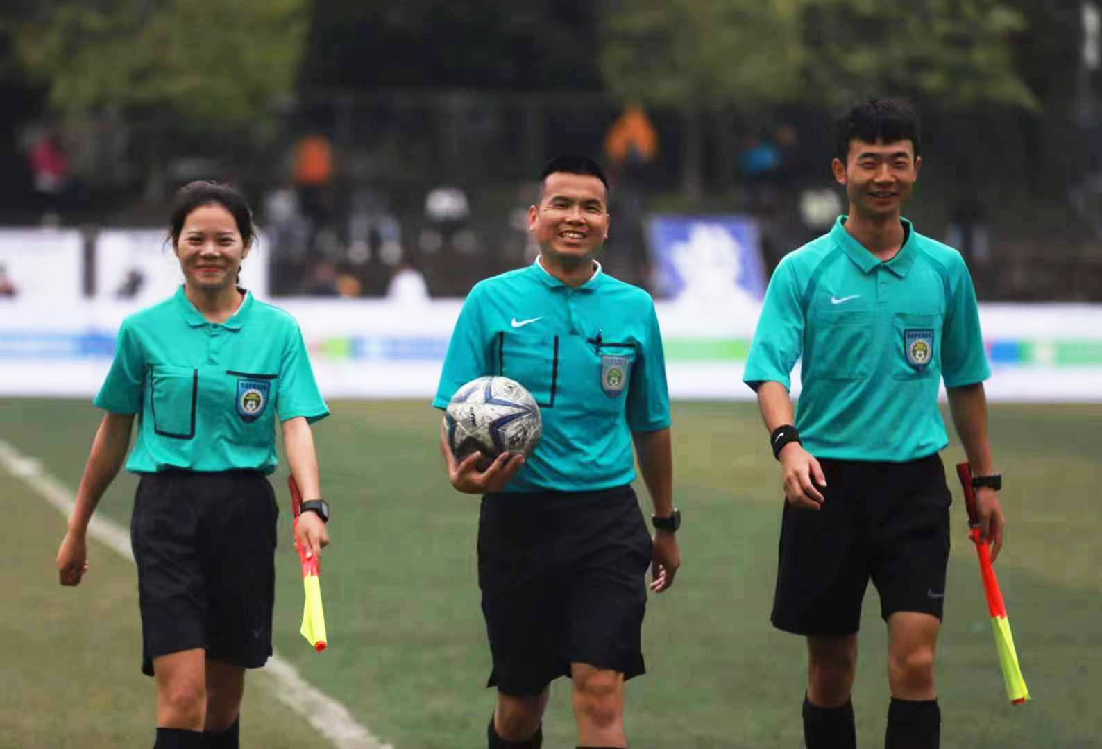 重庆足球裁判查询,三名中国裁判照片