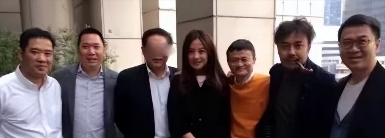 44岁赵薇近照穿红长裙,赵薇发福照片