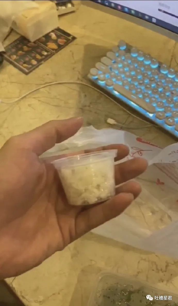 “3W4给女友买战损风上衣...”啊啊啊转身后当场裂开了!