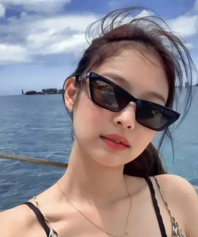 韩国女明星露肩上衣 (韩国女星露肩上衣)