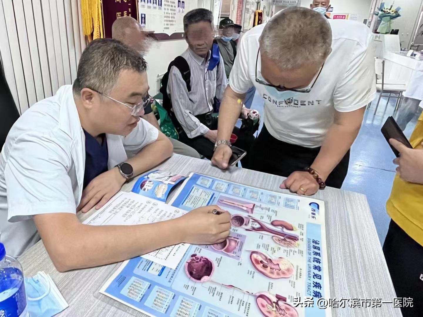 关爱骨病大型义诊活动,关爱溢真情义诊暖民心