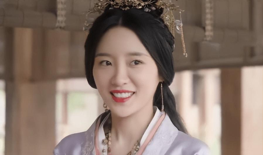 黑红小花张月：质疑整容上位不雅，演绿茶遭网暴，新剧逆转口碑