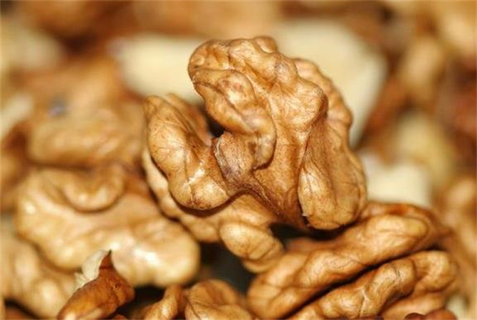 剥好的干核桃怎么去除外皮,快速去掉核桃外皮的方法