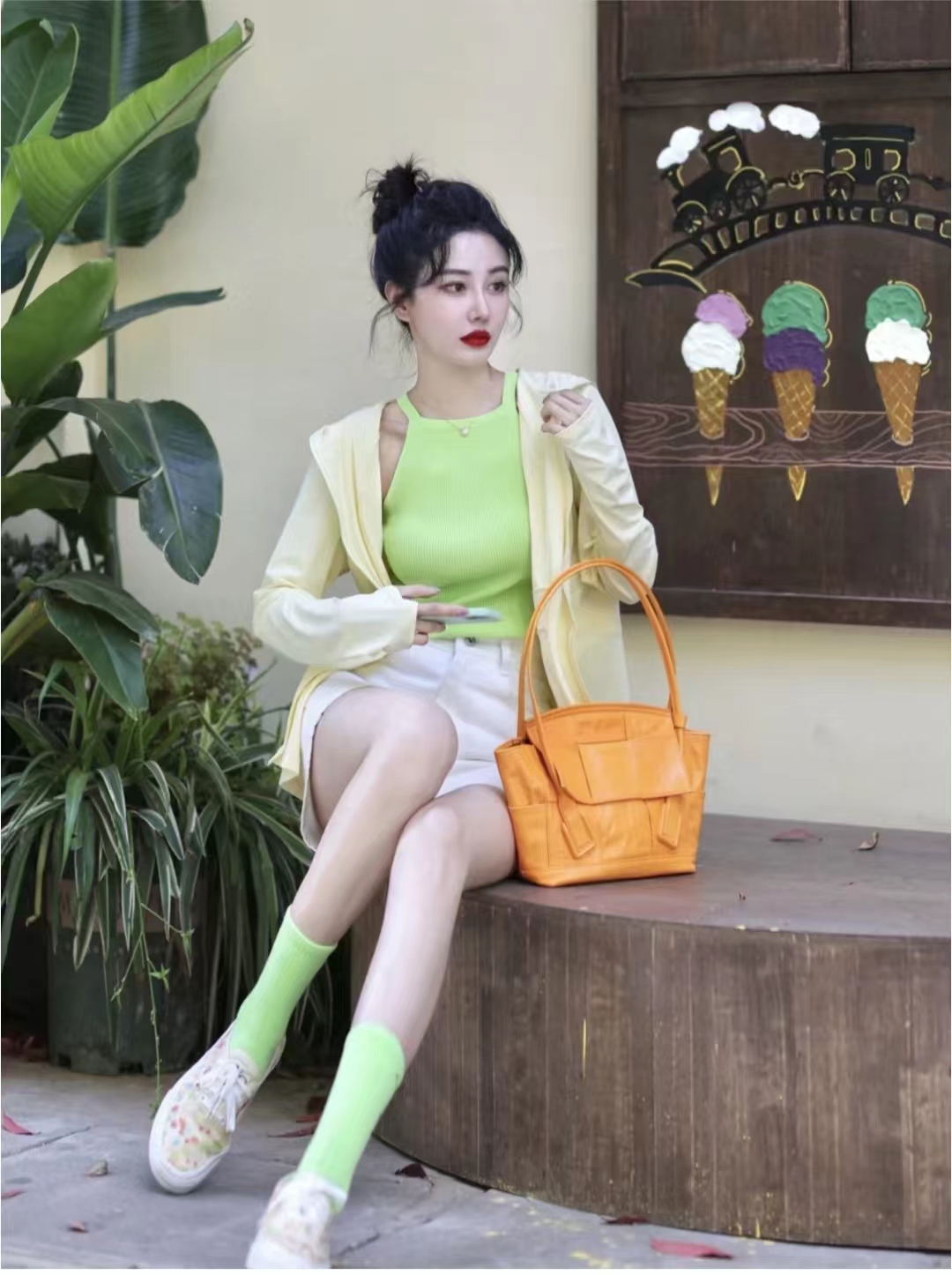 白短裤子怎么搭配衣服和鞋子图片,条纹白色短裤配什么上衣男士