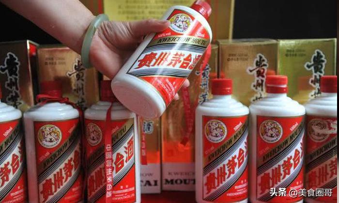 32位同学齐聚成都，点16道硬菜8瓶茅台，结账却傻眼了，为啥