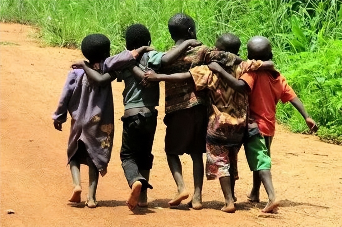 2016年,那个被白人美女喂水喝的2岁非洲小男孩,后来怎么样了?