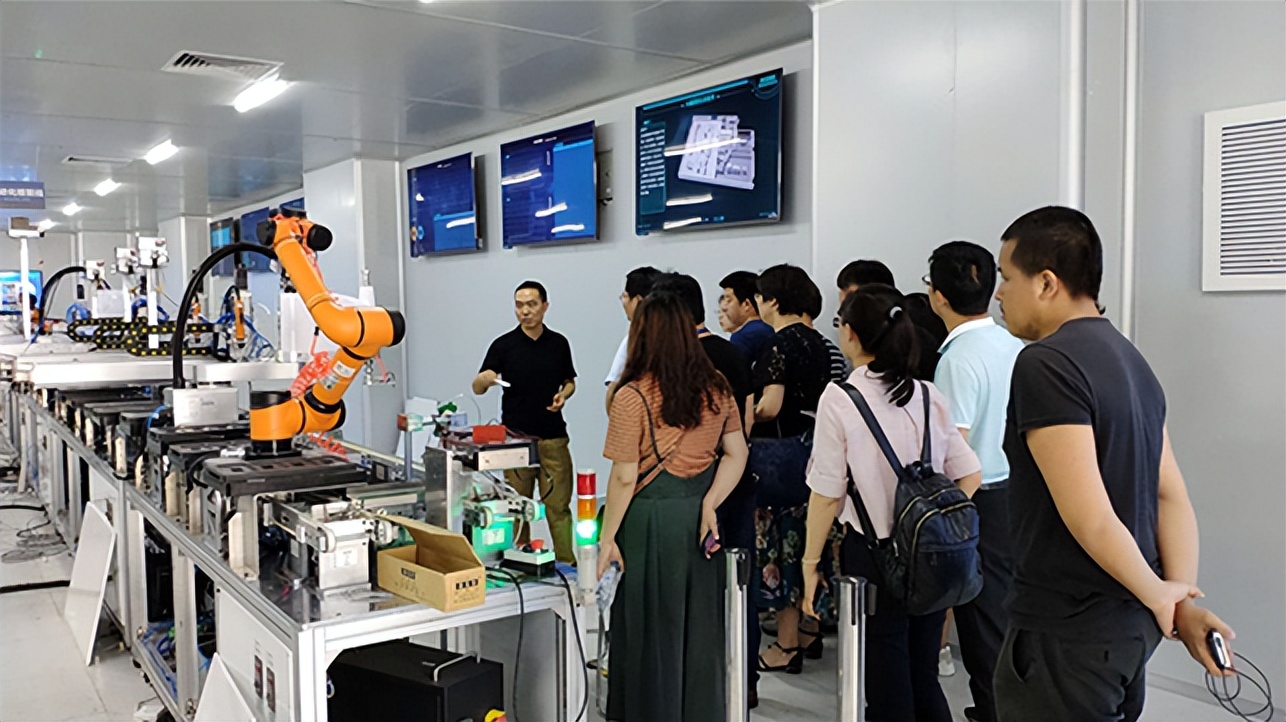 朱民:高校毕业生就业率低于大专中专高中。我认为低于是正常现象