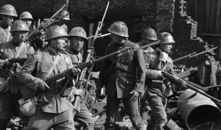 日军当着国军的面杀俘虏,日军侵华兽行