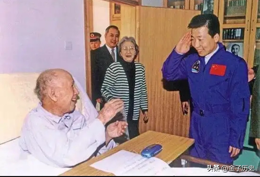 64年毛主席给钱学森递烟，钱学森欲接，主席却突然收回：自力更生