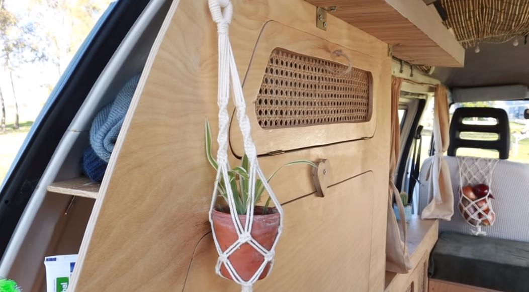 房车里的蜗居生活,国外夫妻房车生活