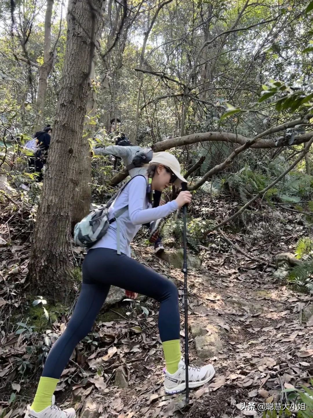 擦边、暴露、不雅，为什么女性的身体总是战场？