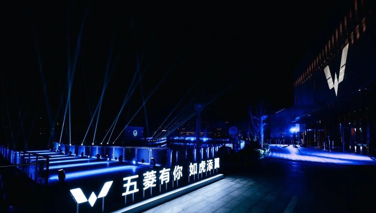 当大玩具“GB”与足球不期而遇