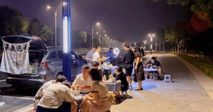 “后备箱经济”火了!90后宝妈摆摊卖泡面,一晚上卖出百碗