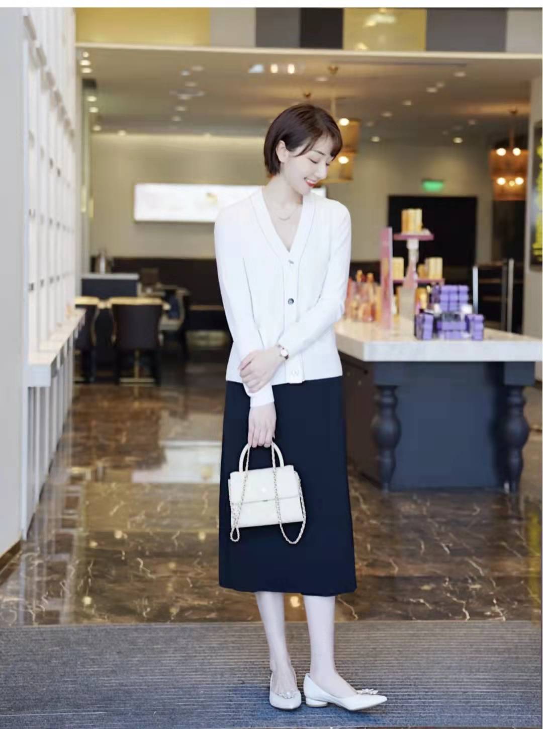 杏色针织开衫配什么内搭图片,针织开衫外套配什么衣服好看