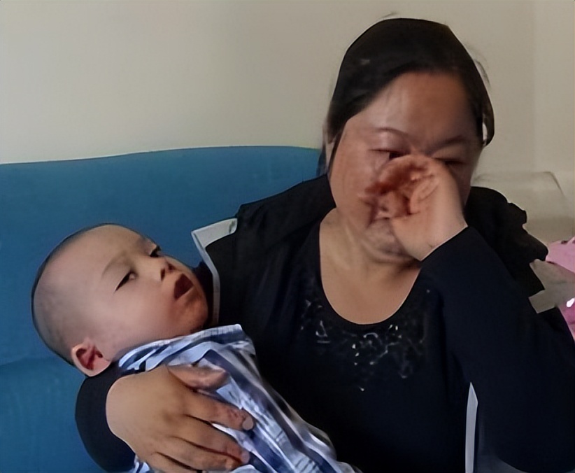 给孩子洗药浴洗出绝症,宝妈带孩子洗药浴染绝症