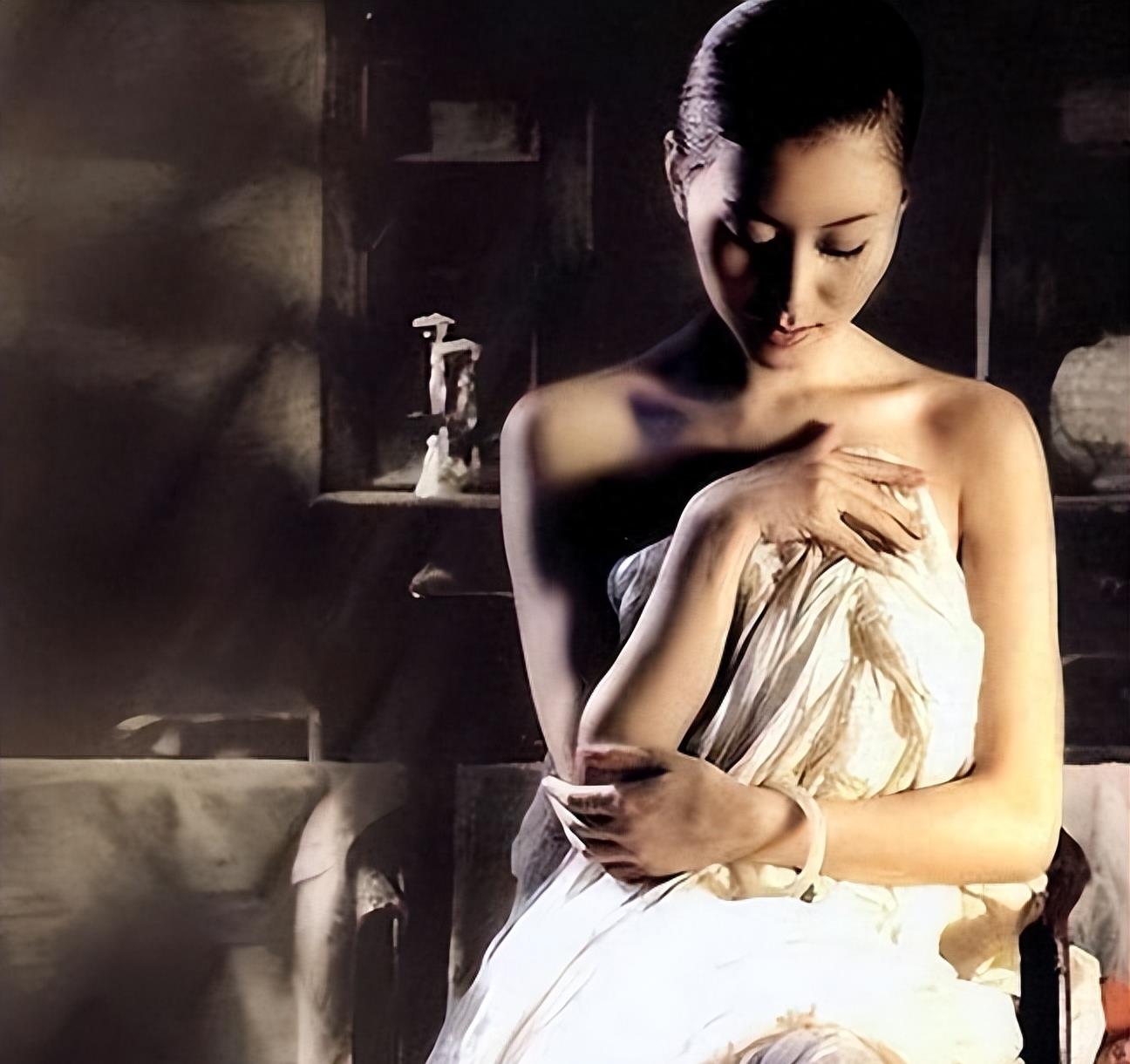 “网红模特”*筱雨张**,出道一年拍21套人体写真,现38岁仍单身未婚