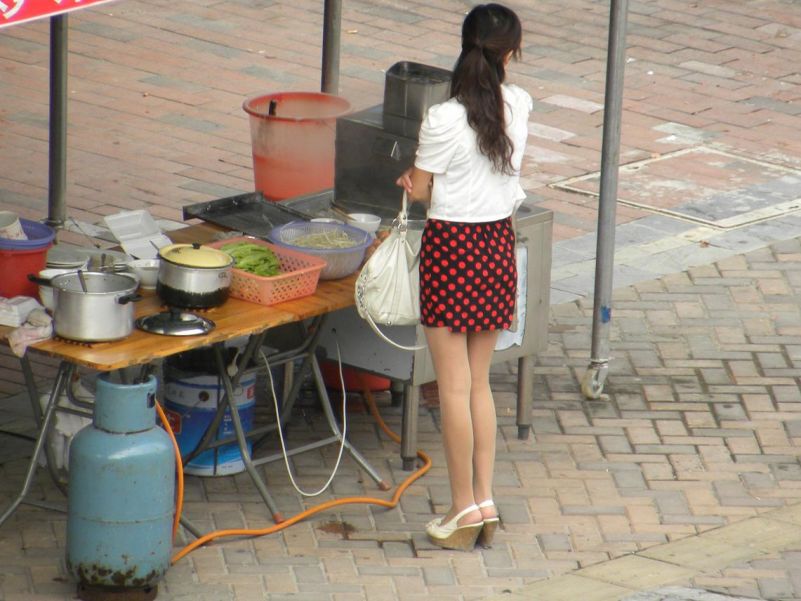 美少女在街边买肠粉，背影漂亮，让路人流连忘返！