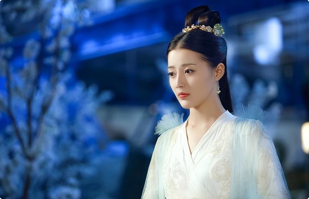 分明同一人，演完《请叫我总监》再演《冰雨火》，愣是没认出来