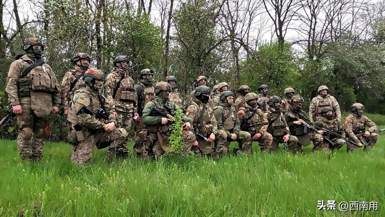 为了心中的执念，俄51岁的体育老师披甲上阵，只求战死的学生安息