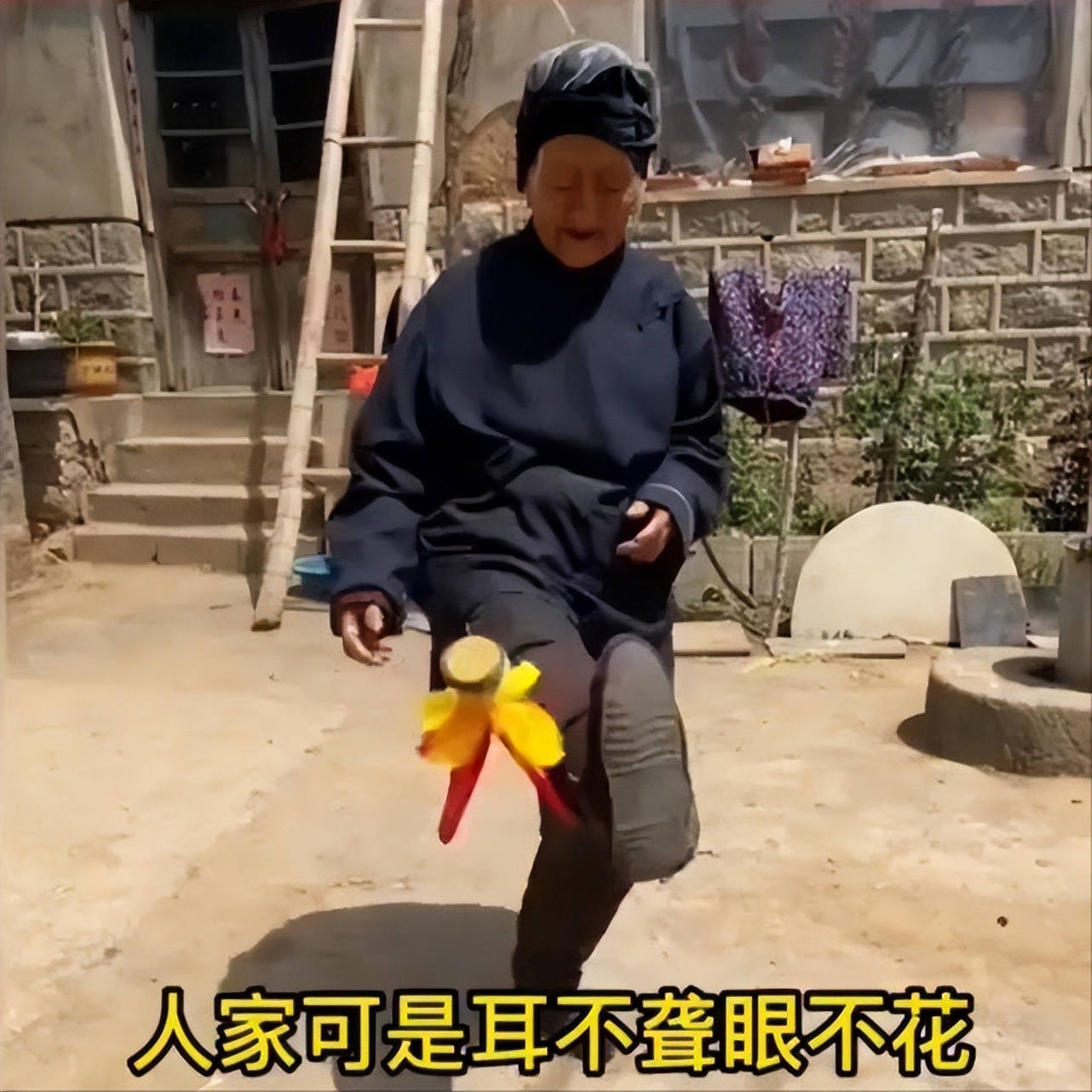 70岁儿子给100岁妈妈送拐杖,七旬老人送102岁母亲拐杖