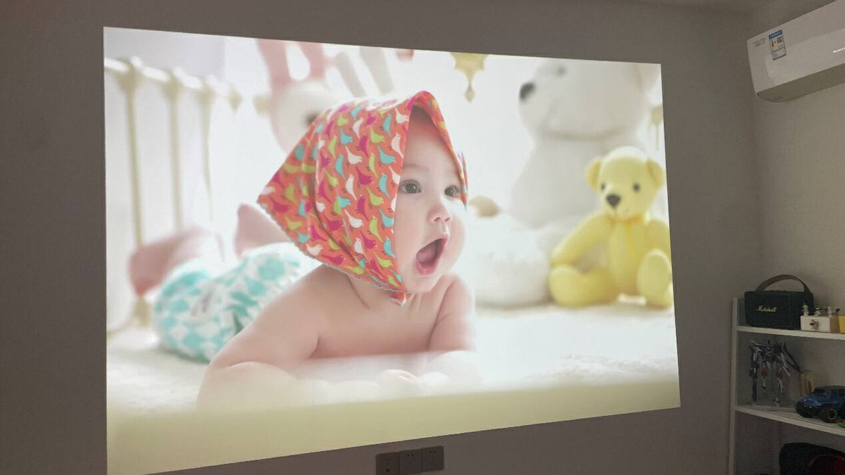 有它，挤啥电影院？AOCL1智能投影实测：2500ANSI流明+帝瓦雷调音