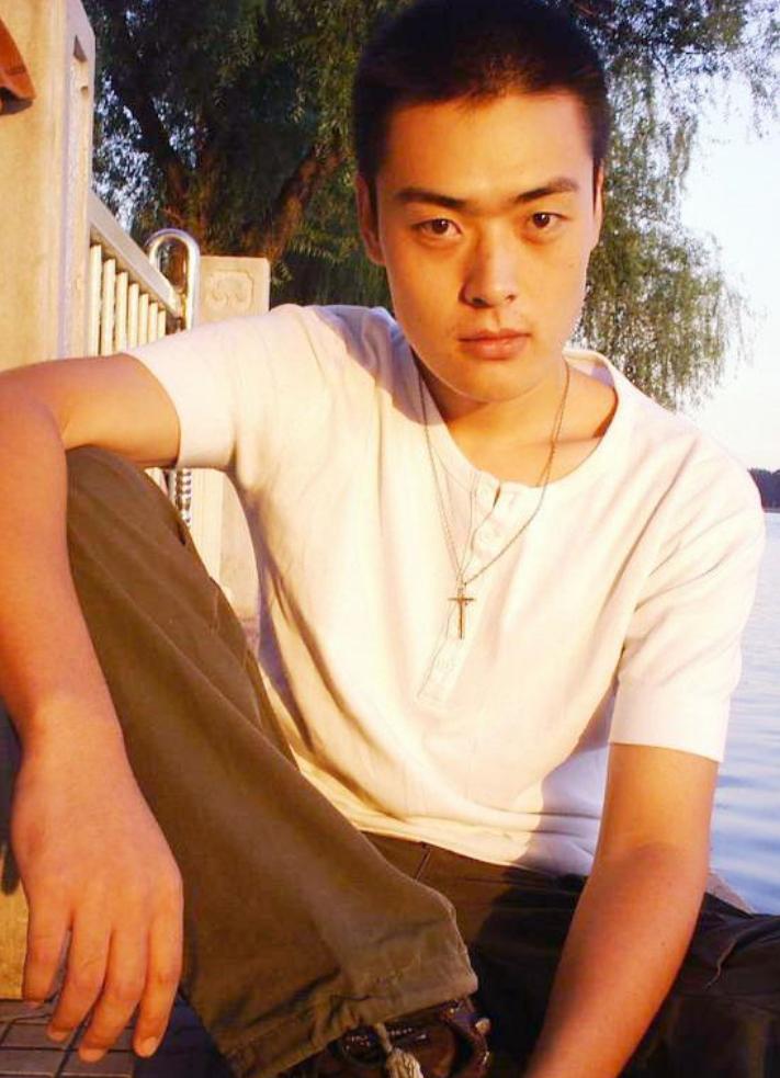 演员张桐：留学时穷得吃狗粮，曾多次自杀未遂，女友陪他走出低谷