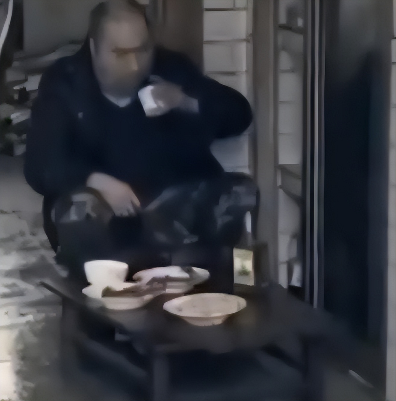 辽宁男子喝3万斤酒撑大脖子,男子嗜酒如命一天三四斤白酒