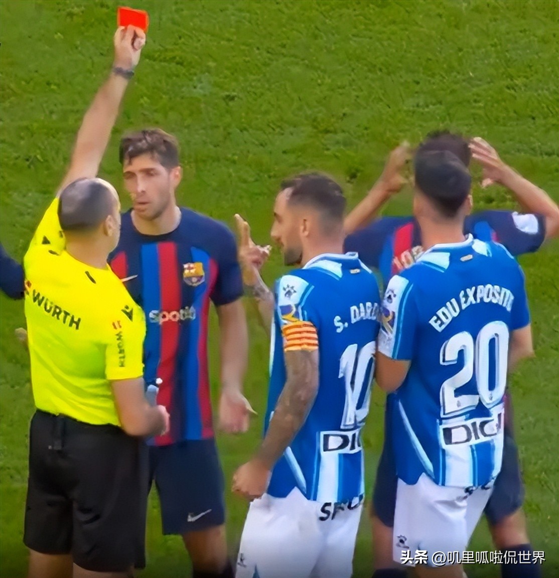 16张黄牌和四张红牌足球比赛,足球场谁跑动最多