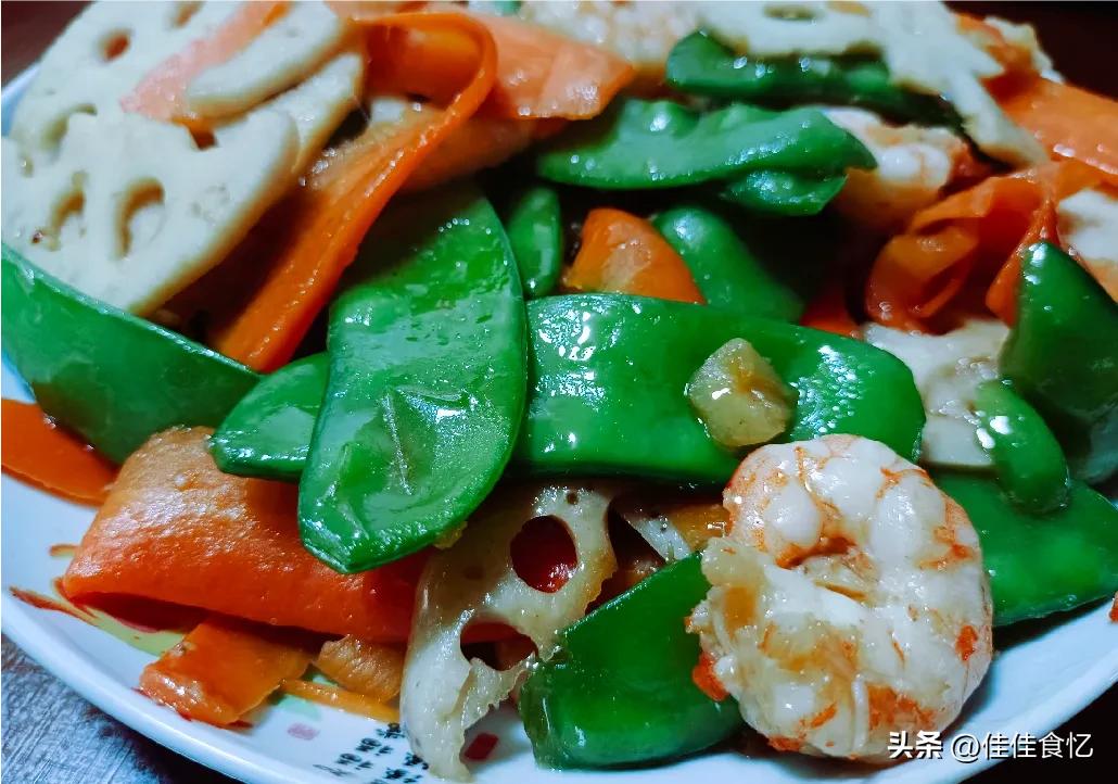 过年做一道这样的菜好看又好吃,这样做的荷塘小炒清脆爽口不油腻