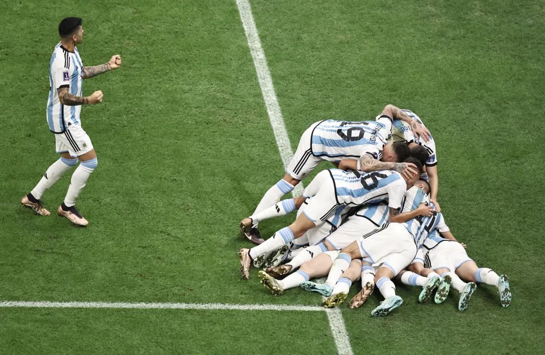 阿根廷冠军梅西拥抱姆巴佩,阿根廷夺冠亲吻场面