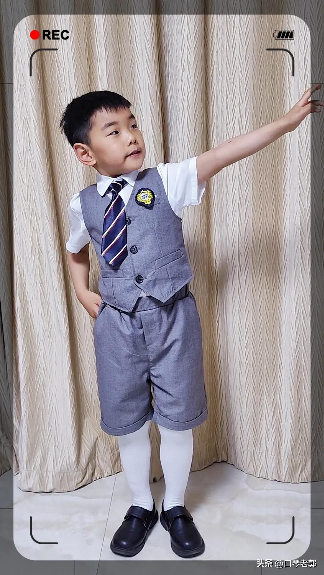 小朋友的室内毕业照,单人毕业照小学生