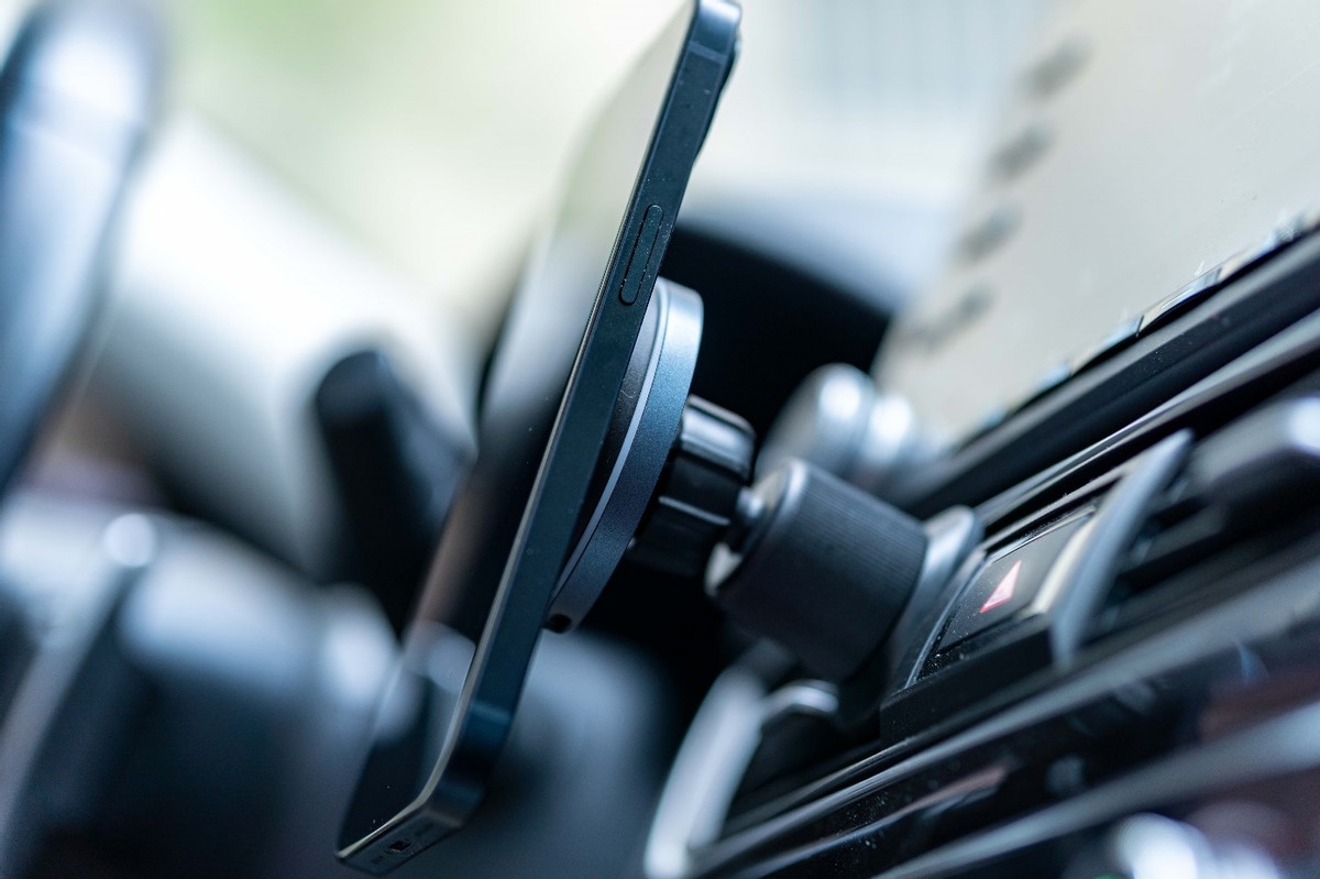 momax支架怎么样,车载磁吸手机支架最新款无线充电