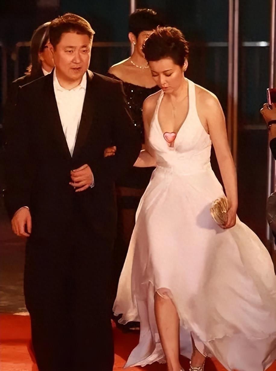 “魅惑装”!“超级方便裤”!神秘城市的角落,魔幻世界激情舞台