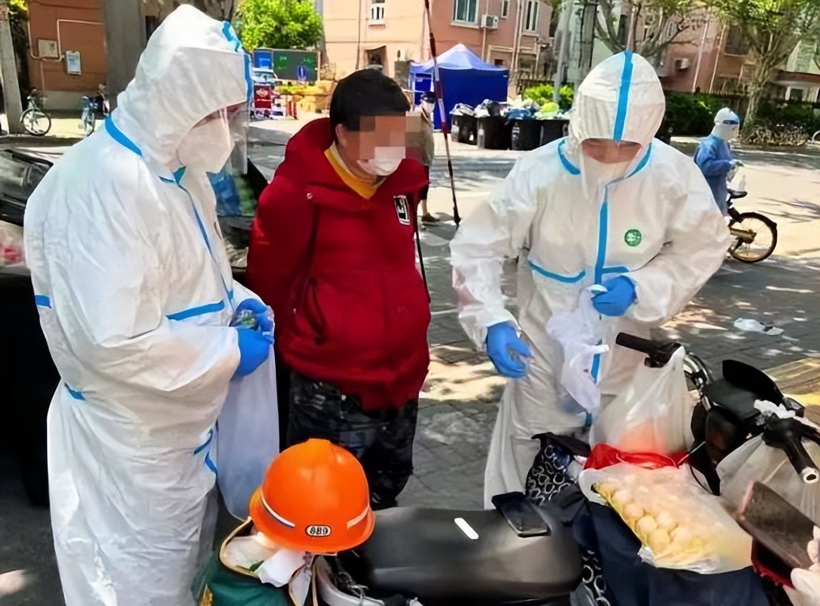 上海一骑手6桶泡面20个鸡蛋,嫌贵别买