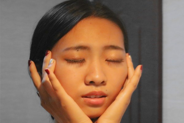 脸上都是暗斑跟痘痘,脸是身体的象征