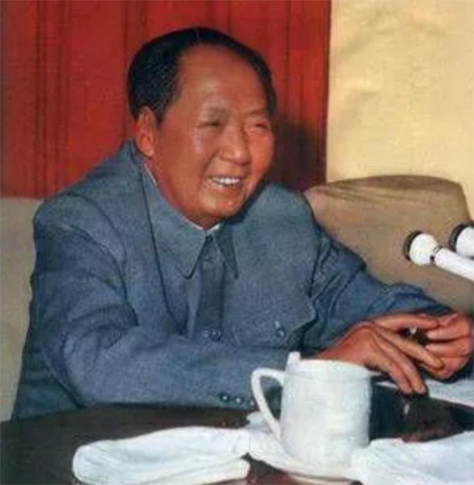 1958年，毛主席听王鹤滨讲国外趣闻，越听越奇，不断追问：还有吗