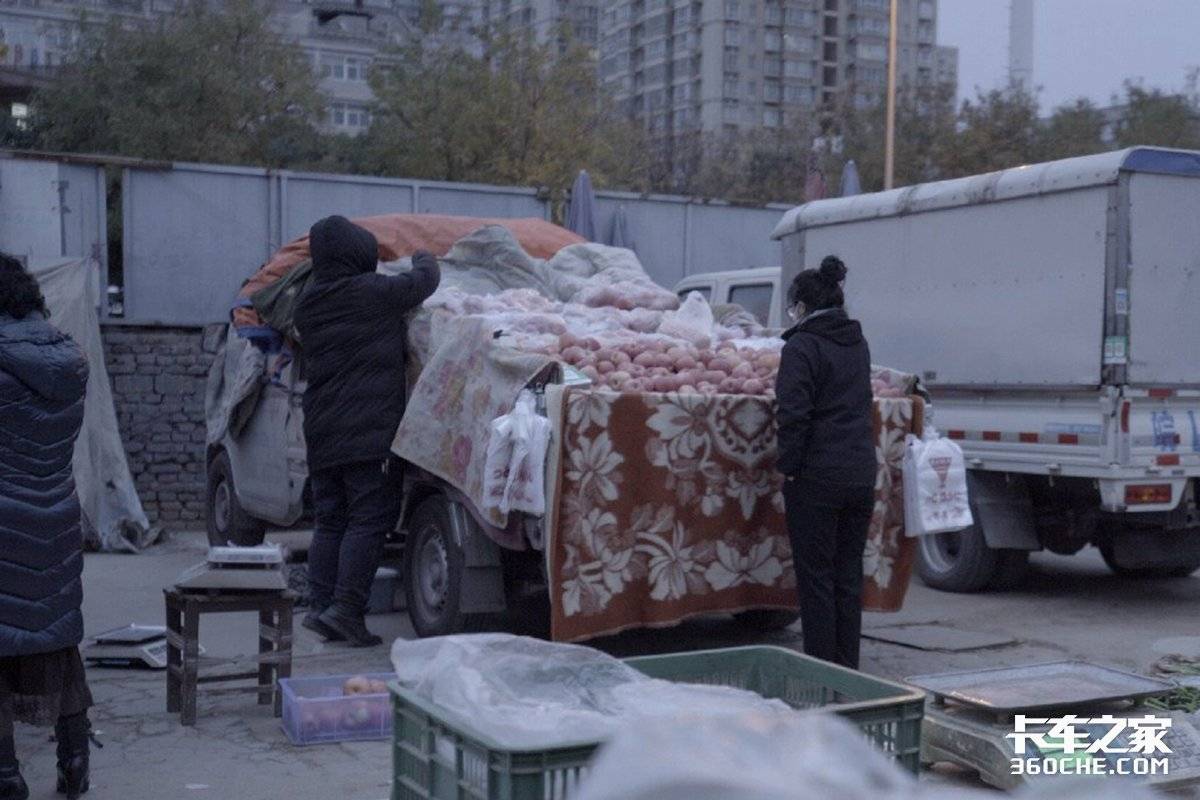 买辆五菱荣光小卡摆地摊怎么样,五菱荣光小卡摆摊卖什么好