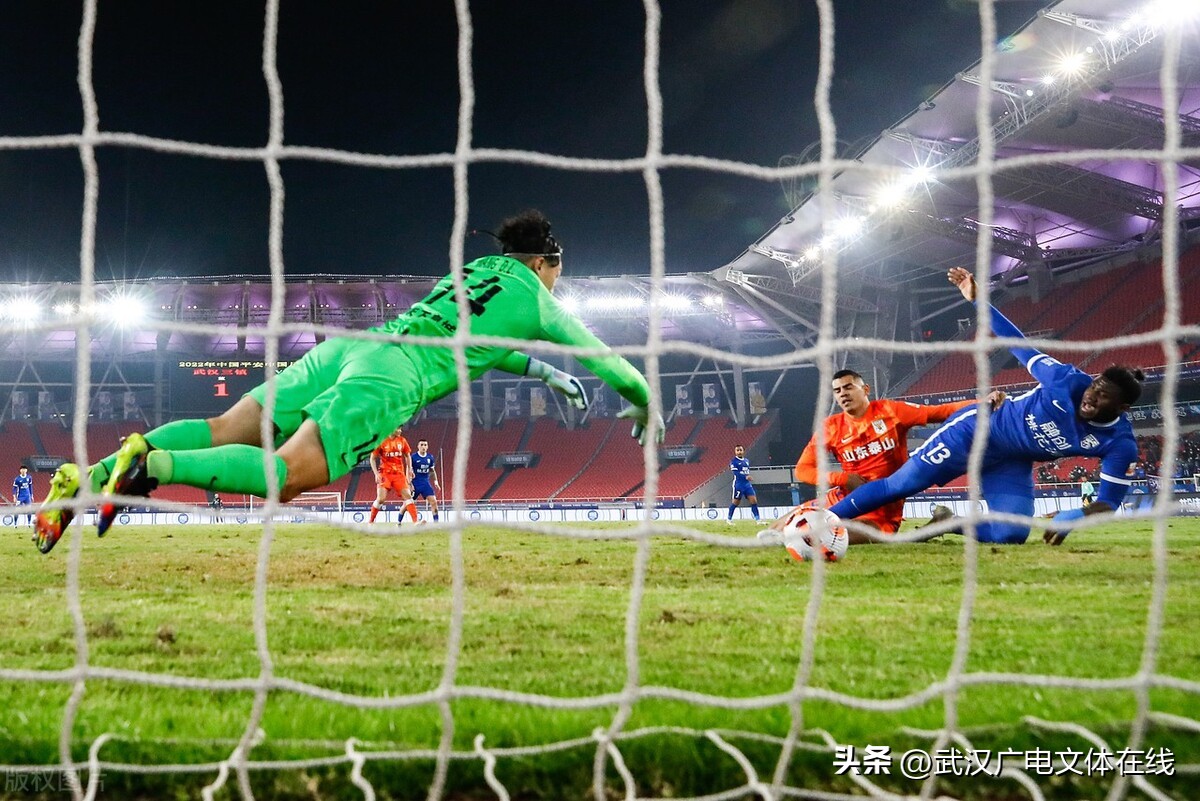 主力中卫全伤“硬扛”卫冕冠军终极4轮较量武汉三镇争冠占优