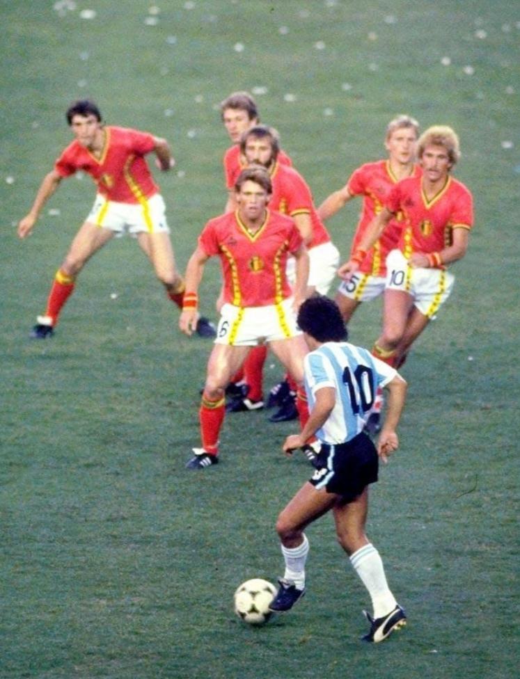 阿根廷两代球王被绝杀,公认的两个球王