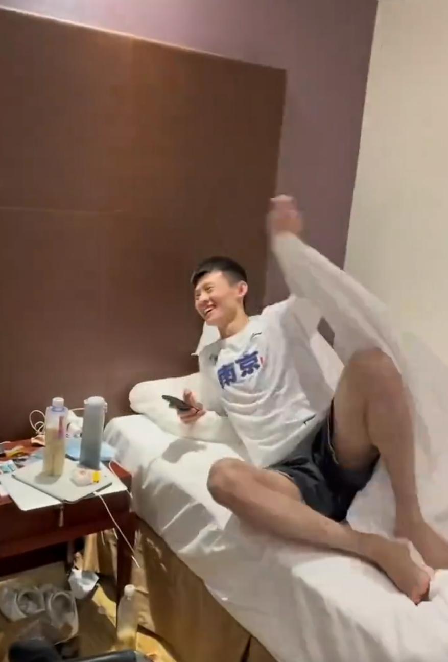 笑喷!同曦老板娘送队员爱马仕新年礼物,林葳喜提语数外三套高考题