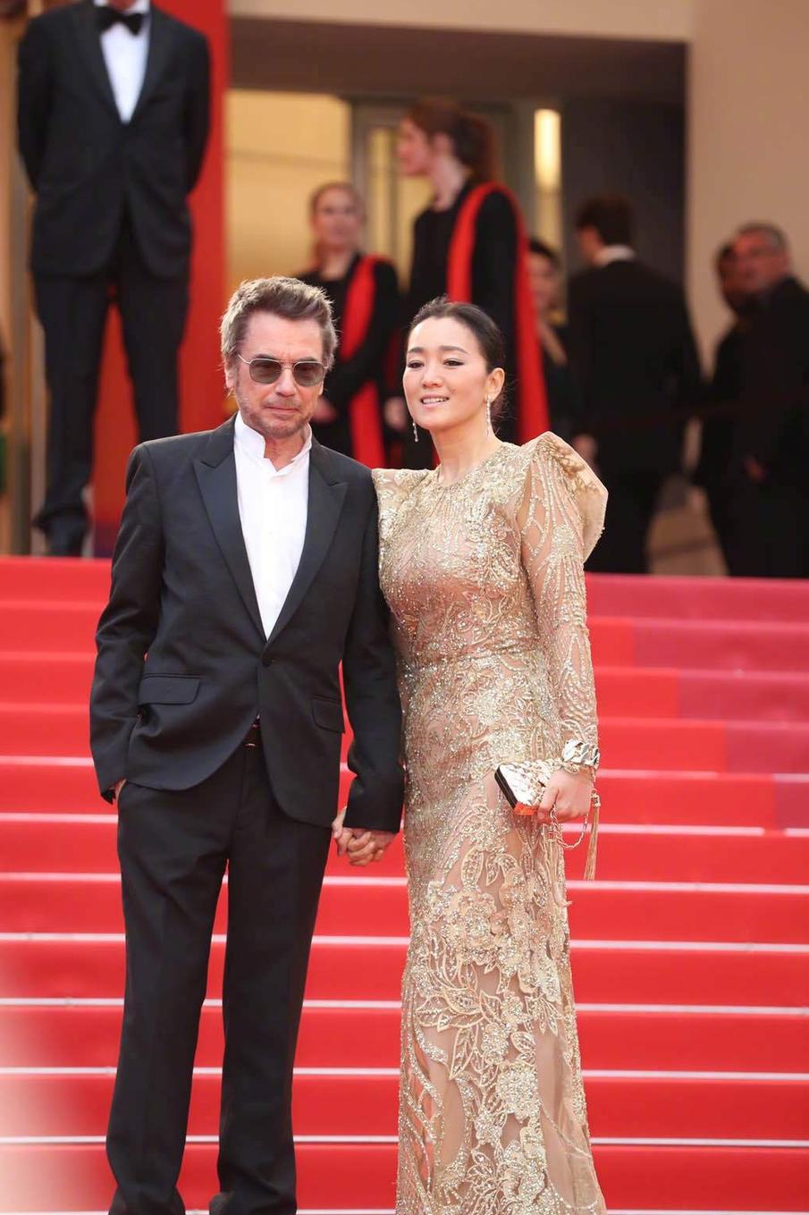 巩俐甘心嫁给70岁法国老头，成为他的第四任妻子，她为何这样选择