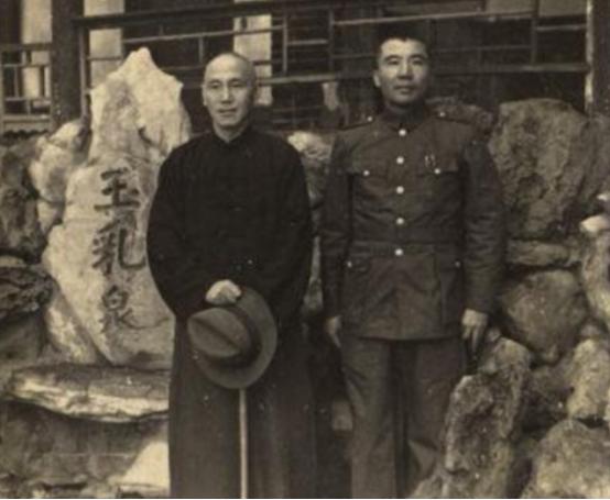 宋美龄与王耀武,1948年王耀武接见国民党将领