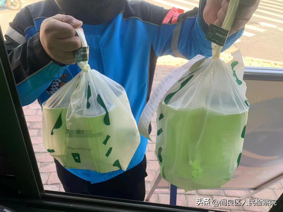 倒挂化粪池救人的外卖小哥找到了,一位外卖小哥在路上